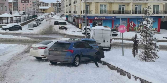 Erzurum’da 5 Araçlı Zincirleme Kaza: Sürücü Dengesini Kaybedip Yere Düştü