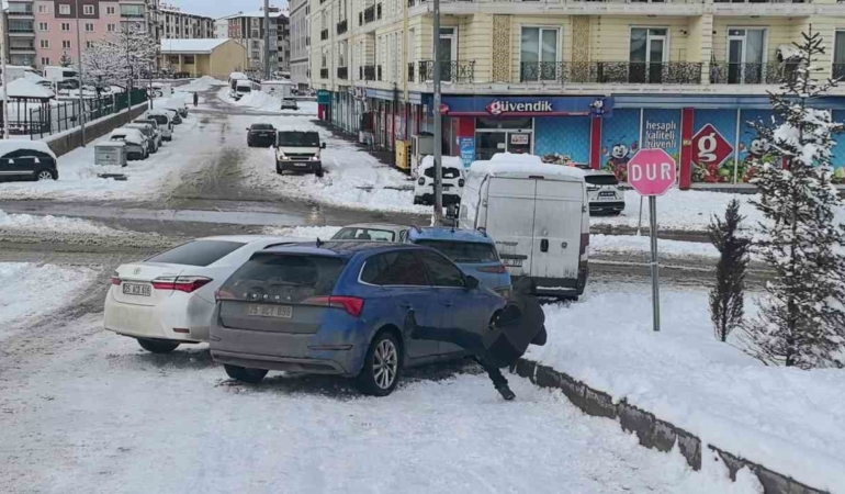 erzurumda-5-aracli-zincirleme-kaza-surucu-dengesini-kaybedip-yere-dustu-d927KTT1.jpg