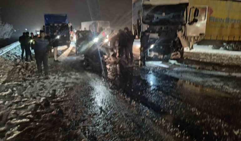 erzurumda-feci-trafik-kazasi-4-can-kaybi-RAy5itIS.jpg