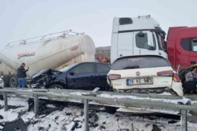erzurumda-feci-zincirleme-kaza-8-kisi-agir-yaralandi-5DRUKeMS.jpg