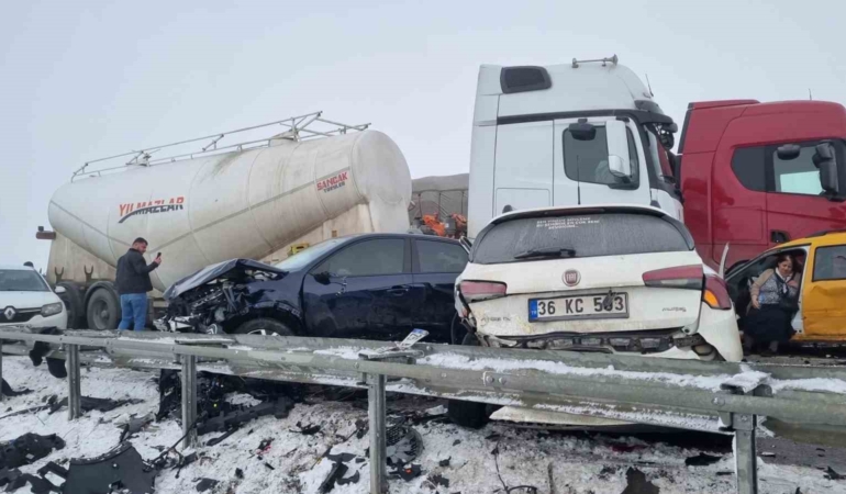 erzurumda-feci-zincirleme-kaza-8-kisi-agir-yaralandi-5DRUKeMS.jpg