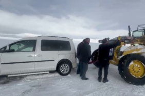 erzurumda-kar-tuglasinda-mahsur-kalan-otomobil-3-saat-kurtarilmayi-bekledi-3slOSECU.jpg
