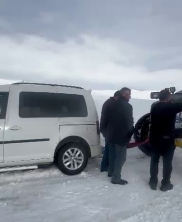 erzurumda-kar-tuglasinda-mahsur-kalan-otomobil-3-saat-kurtarilmayi-bekledi-3slOSECU.jpg