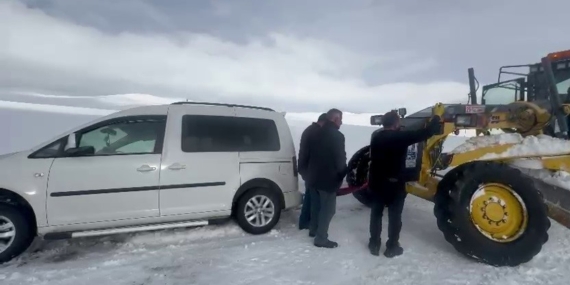 Erzurum’da Kar Tuğlasında Mahsur Kalan Otomobil 3 Saat Kurtarılmayı Bekledi