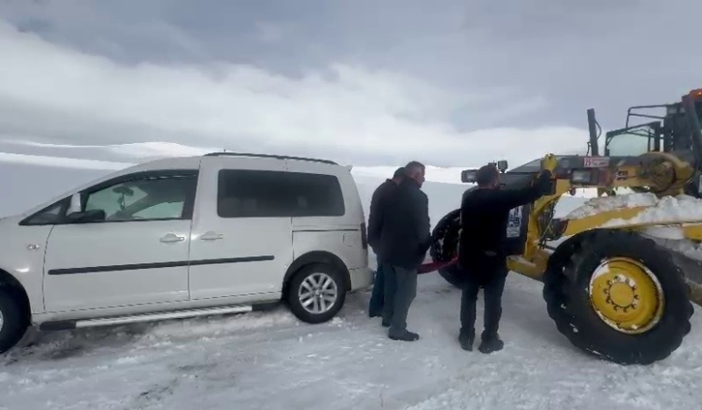 erzurumda-kar-tuglasinda-mahsur-kalan-otomobil-3-saat-kurtarilmayi-bekledi-3slOSECU.jpg