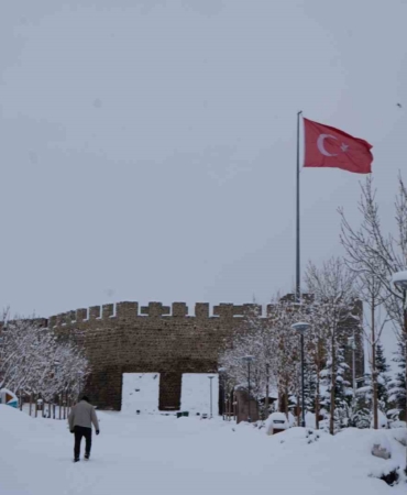 erzurumda-kis-donemi-775-koy-yolu-kapandi-WK9SKnIU.jpg