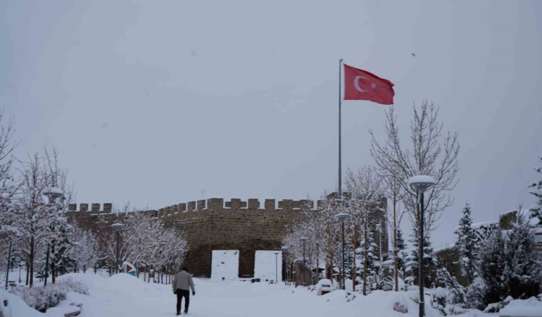 erzurumda-kis-donemi-775-koy-yolu-kapandi-WK9SKnIU.jpg