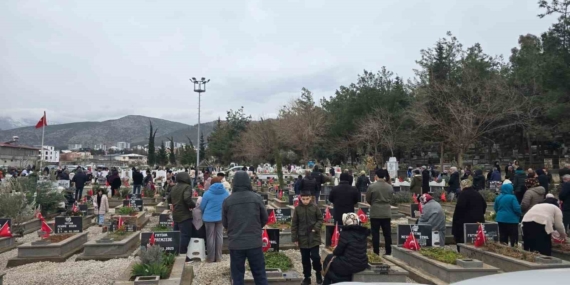 Gaziantep Protokolü İslahiye Deprem Şehitliğini Ziyaret Etti
