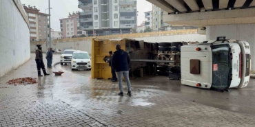 gaziantepte-damperiyle-kopruye-carpan-kamyonun-ilginc-kazasi-SgwaM4xI.jpg