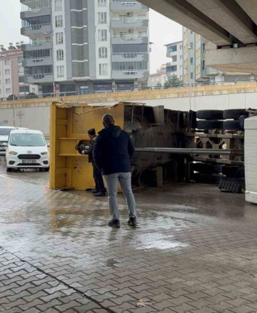 gaziantepte-damperiyle-kopruye-carpan-kamyonun-ilginc-kazasi-SgwaM4xI.jpg