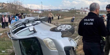 hafif-ticari-arac-sarampole-devrildi-bir-kisi-yaralandi-cJrMX2l8.jpg
