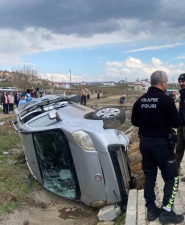 hafif-ticari-arac-sarampole-devrildi-bir-kisi-yaralandi-cJrMX2l8.jpg