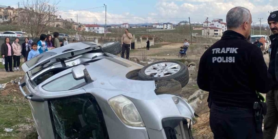 Hafif Ticari Araç Şarampole Devrildi, Bir Kişi Yaralandı