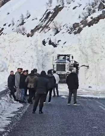 hakk-ri-van-ve-sirnak-yolunda-heyecan-verici-cig-alarmi-VUWbvmqP.jpg