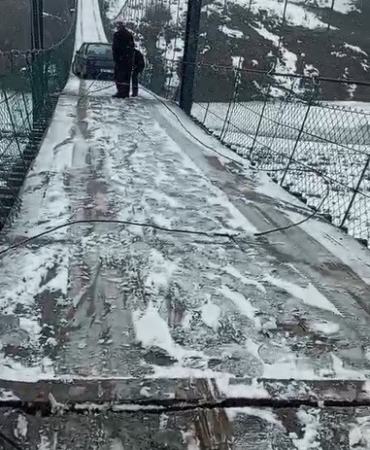 karsta-asma-koprude-buzda-kayarak-asili-kalan-otomobilin-korku-dolu-anlari-Gv6c9KhE.jpg