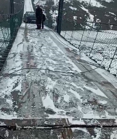 karsta-asma-koprude-buzda-kayarak-asili-kalan-otomobilin-korku-dolu-anlari-Gv6c9KhE.jpg