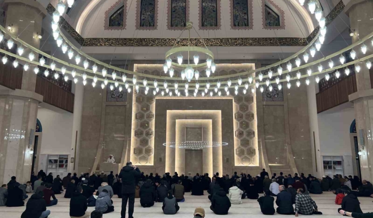 karsta-ramazanin-ilk-teravih-namazi-coskuyla-kilindi-JzWRRs9Y.jpg