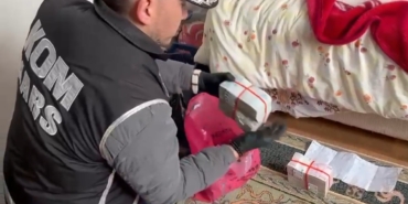 karsta-tefecilik-operasyonunda-yatak-altindan-cikan-para-firtinasi-eBL3rcm5.jpg