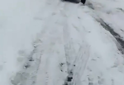 Kars’ta Tırın Kayan Yükü Kara Yolunu Kapattı