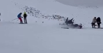 kayak-merkezinde-faciaya-neden-olan-kaza-6-kisi-yarali-qzXmhwqI.jpg