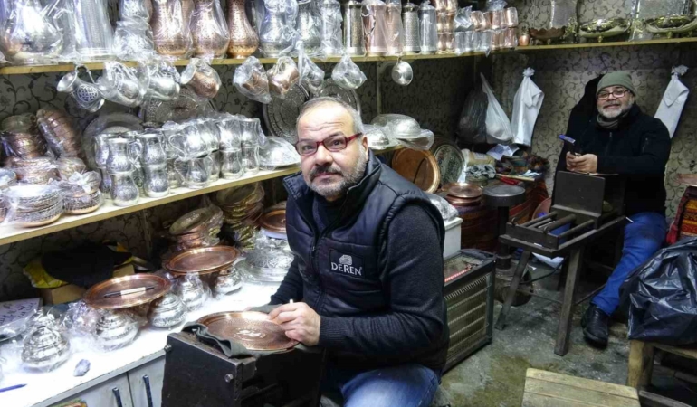 kendi-meslegini-yapan-dayi-ve-yegen-44-yillik-bakir-isciligi-yahlhKfq.jpg