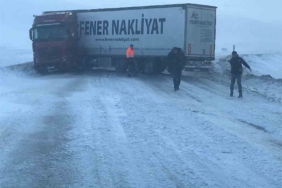 kis-sartlari-karda-kayan-tir-yolu-trafige-kapandi-eyqH1qC4.jpg