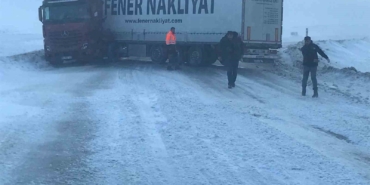 kis-sartlari-karda-kayan-tir-yolu-trafige-kapandi-eyqH1qC4.jpg