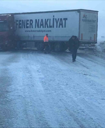 kis-sartlari-karda-kayan-tir-yolu-trafige-kapandi-eyqH1qC4.jpg
