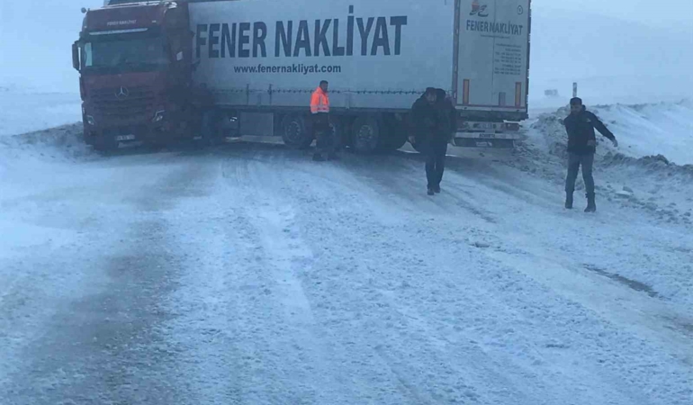 kis-sartlari-karda-kayan-tir-yolu-trafige-kapandi-eyqH1qC4.jpg