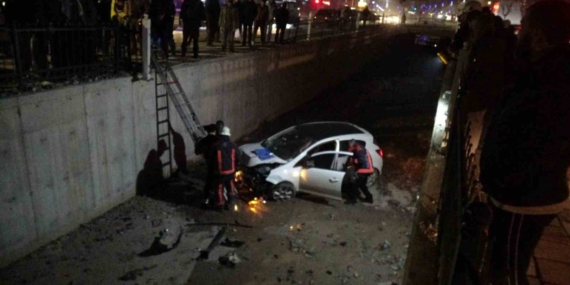 Kontrolden Çıkan Araç Sulama Kanalına Düştü: 1 Kişi Yaralandı