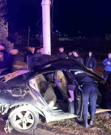 kontrolden-cikan-arac-trambus-diregine-carpti-1-kisi-agir-yaralandi-i6TlhniM.jpg