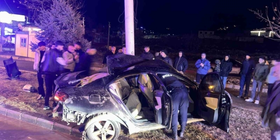 Kontrolden Çıkan Araç Trambüs Direğine Çarptı: 1 Kişi Ağır Yaralandı
