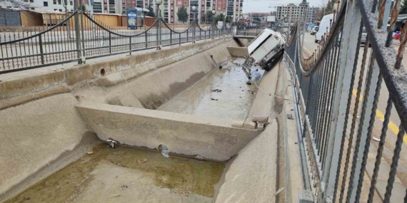 Malatya’da Kontrolden Çıkan Pikap Su Kanalına Düştü
