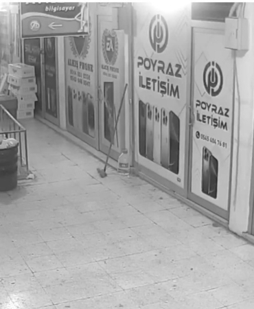 mardinde-is-yerinden-elektrikli-supurge-hirsizligi-anbean-kamera-ile-kaydedildi-YIdYDaTC.jpg