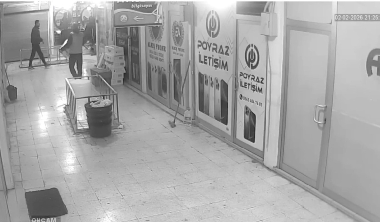mardinde-is-yerinden-elektrikli-supurge-hirsizligi-anbean-kamera-ile-kaydedildi-YIdYDaTC.jpg
