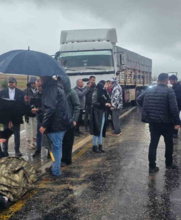 mardinde-tir-ve-otomobil-carpisti-1-kisi-hayatini-kaybetti-4-yarali-BWAUQRCp.jpg