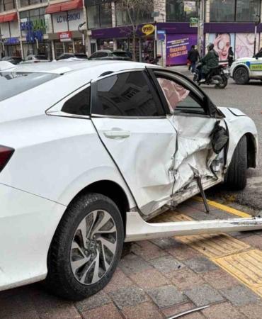 mardinde-trafik-kazasi-iki-otomobil-carpisti-2-yarali-JtvPLsVb.jpg