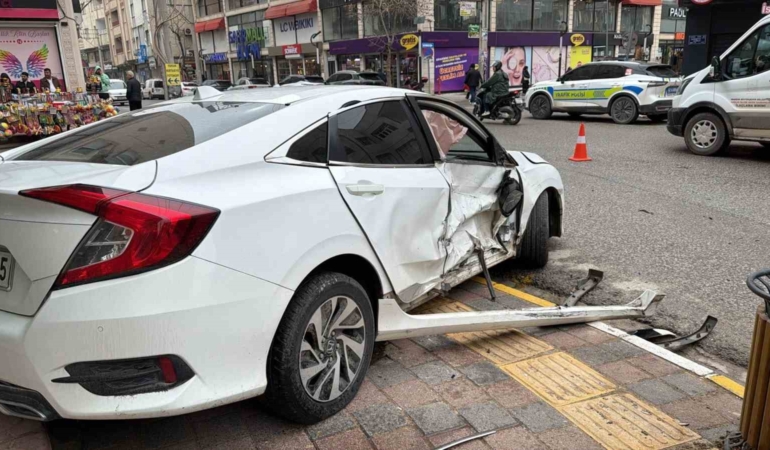mardinde-trafik-kazasi-iki-otomobil-carpisti-2-yarali-JtvPLsVb.jpg