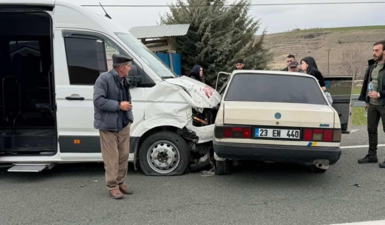 minibus-ve-tofas-kazasi-4-yarali-vNOYHPMd.jpg