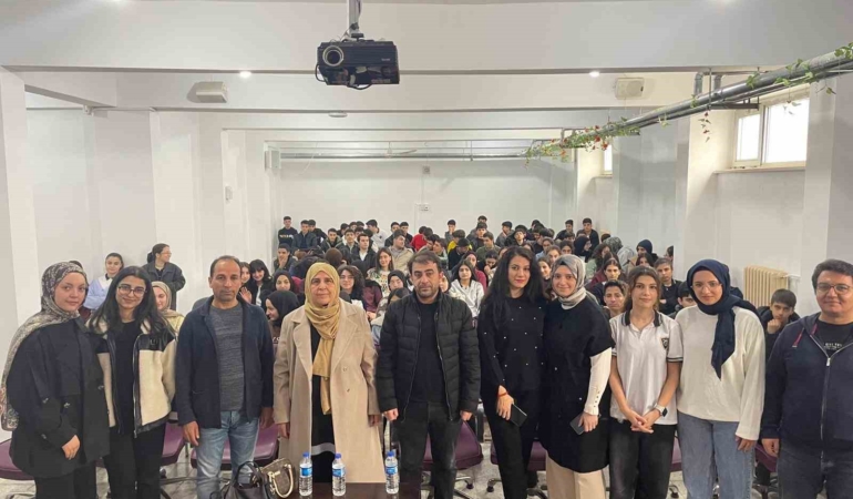 naside-can-cermik-fen-lisesinde-etkileyici-bir-konferans-verdi-KE8pMRPd.jpg