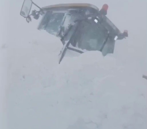 sahara-gecidinde-cig-faciasi-kurtarma-ekipleri-de-mahsur-kaldi-AfMdRYhc.jpg
