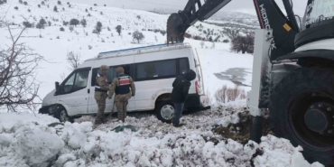 sarampole-yuvarlanan-minibus-kurtarma-ekipleri-tarafindan-kurtarildi-ax49fQvT.jpg