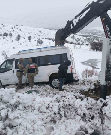 sarampole-yuvarlanan-minibus-kurtarma-ekipleri-tarafindan-kurtarildi-ax49fQvT.jpg
