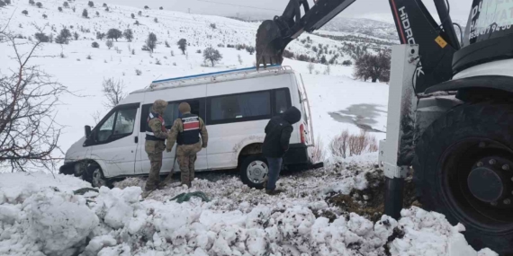 Şarampole Yuvarlanan Minibüs, Kurtarma Ekipleri Tarafından Kurtarıldı
