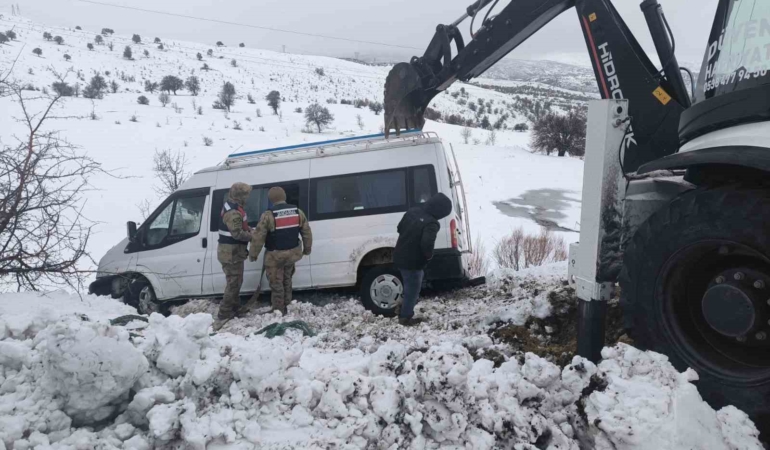 sarampole-yuvarlanan-minibus-kurtarma-ekipleri-tarafindan-kurtarildi-ax49fQvT.jpg