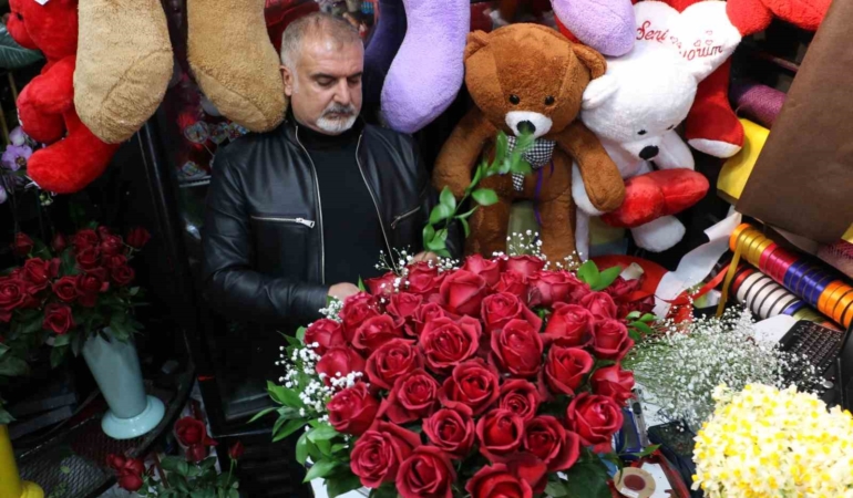 sevgililer-gunu-icin-100-tlden-7-bin-tlye-uzanan-benzersiz-cicek-hediye-secenekleri-HU64uOXR.jpg