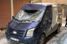 seyir-halindeki-minibuse-catidan-dusen-kar-kutlesinin-verdigi-zarar-kFSNtzCA.jpg