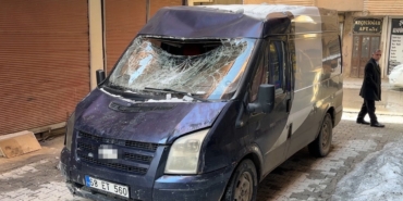 seyir-halindeki-minibuse-catidan-dusen-kar-kutlesinin-verdigi-zarar-kFSNtzCA.jpg