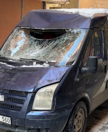 seyir-halindeki-minibuse-catidan-dusen-kar-kutlesinin-verdigi-zarar-kFSNtzCA.jpg