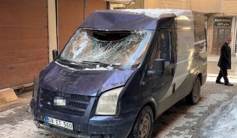 seyir-halindeki-minibuse-catidan-dusen-kar-kutlesinin-verdigi-zarar-kFSNtzCA.jpg
